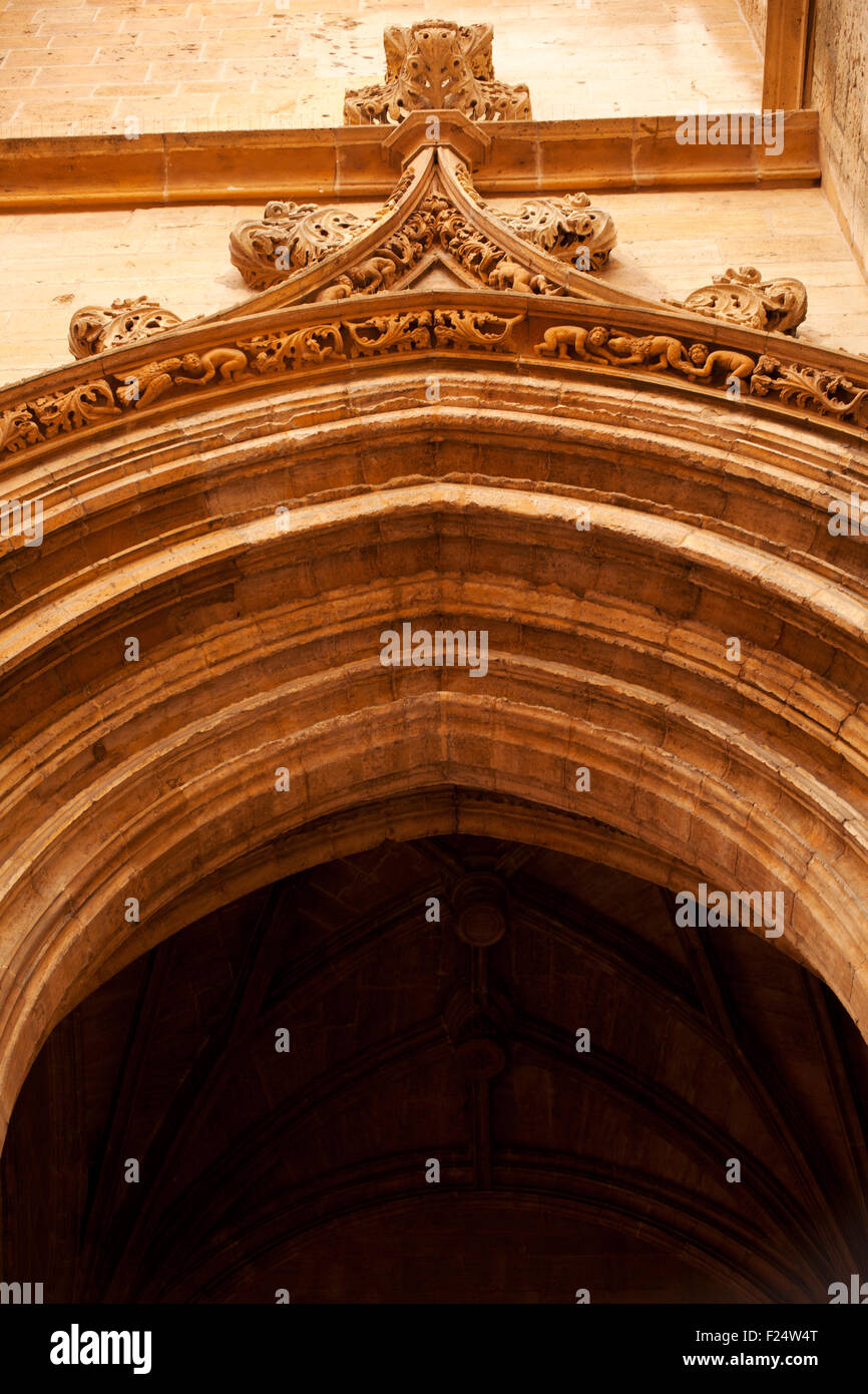 Decorate arco di un portale della chiesa Foto Stock