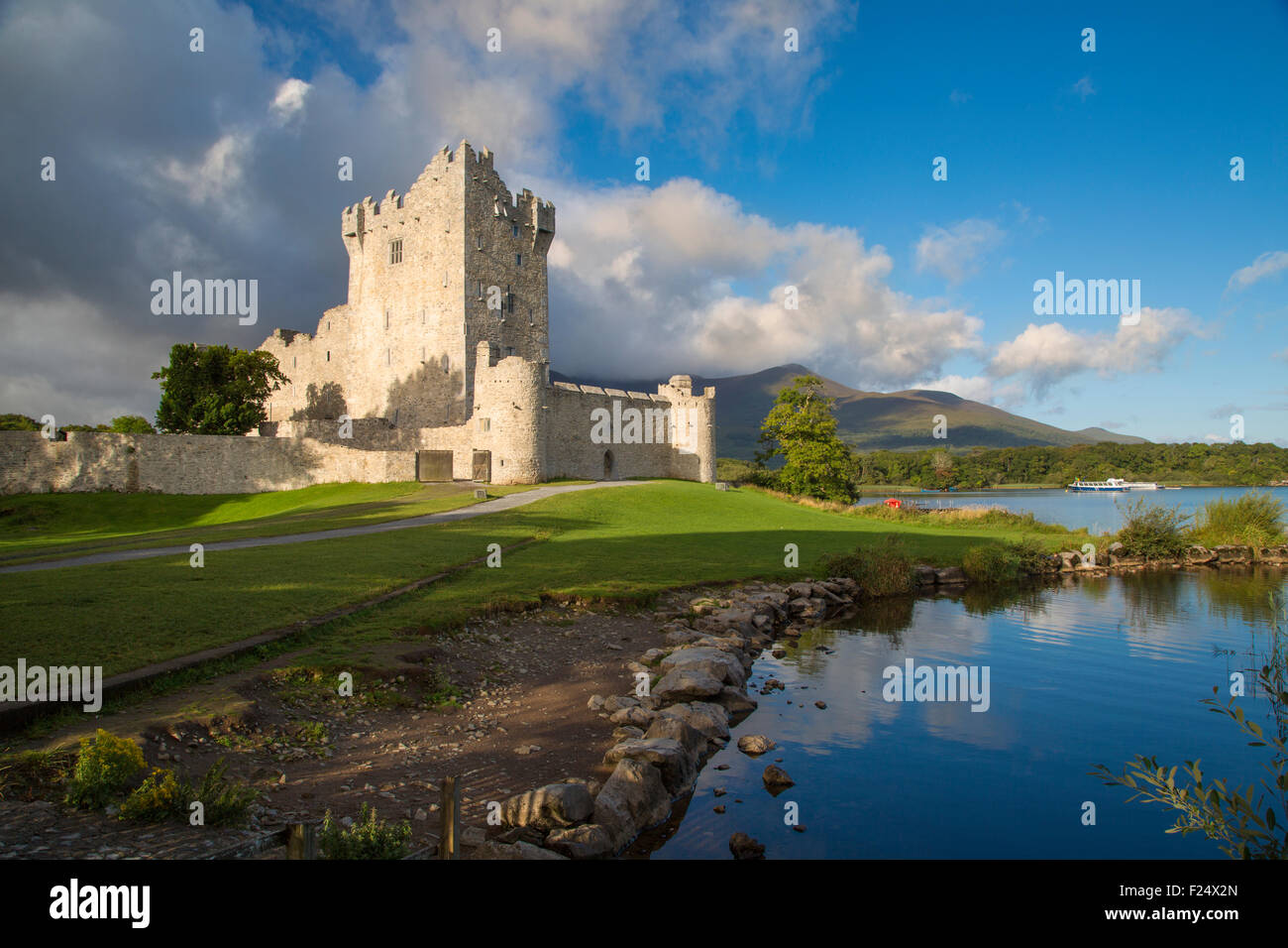 Castello di Ross (b. Xv secolo) sul Lough Leane vicino a Killarney, nella contea di Kerry, Irlanda Foto Stock