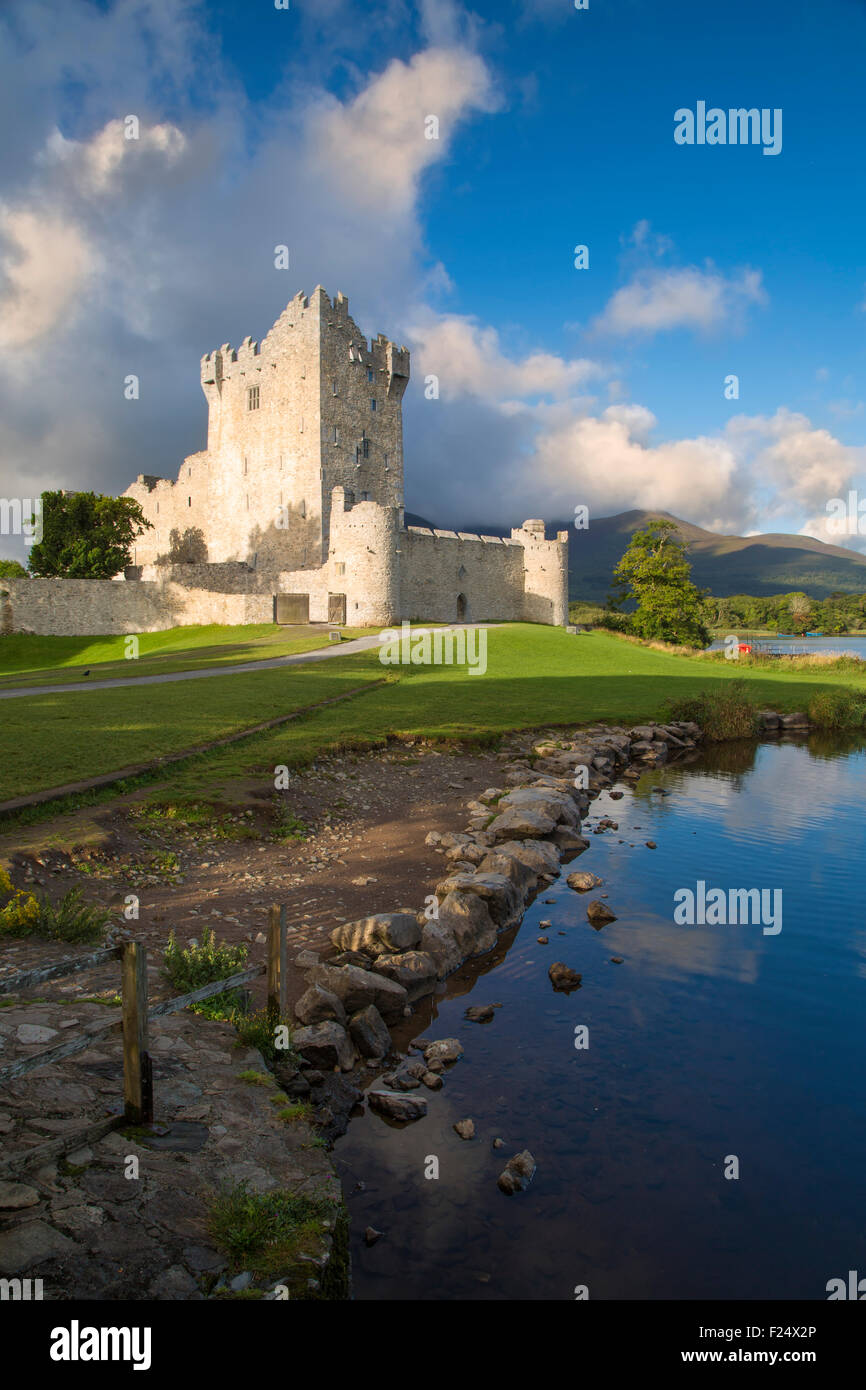 Castello di Ross (b. Xv secolo) sul Lough Leane vicino a Killarney, nella contea di Kerry, Irlanda Foto Stock