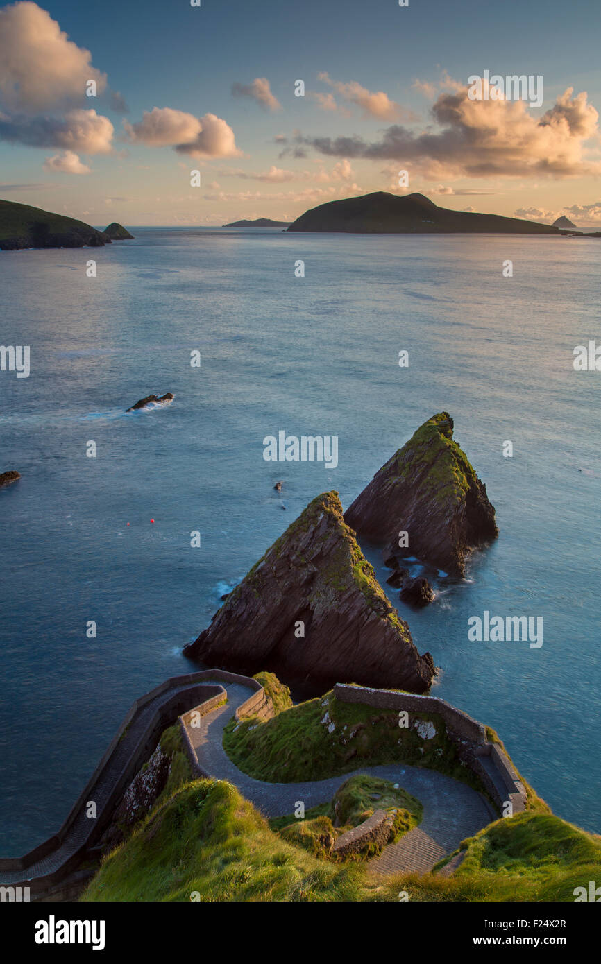 Tramonto sulla strada ventosa a Dunquin Harbour, a Dunquin, nella contea di Kerry, Repubblica di Irlanda Foto Stock