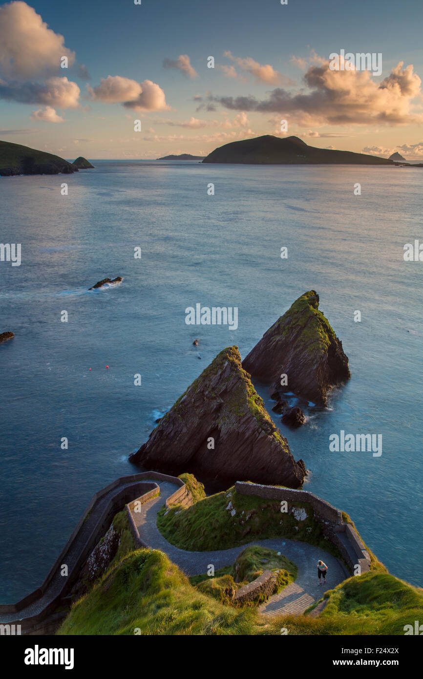 Tramonto sulla strada ventosa a Dunquin Harbour, a Dunquin, nella contea di Kerry, Repubblica di Irlanda Foto Stock