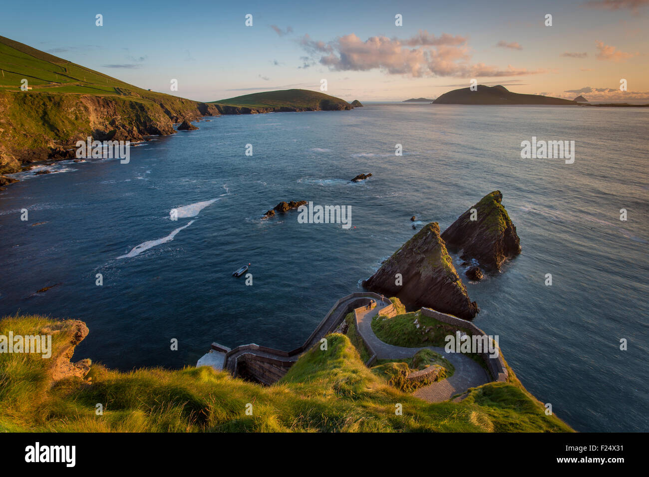 Tramonto sulla strada ventosa a Dunquin Harbour, a Dunquin, nella contea di Kerry, Repubblica di Irlanda Foto Stock