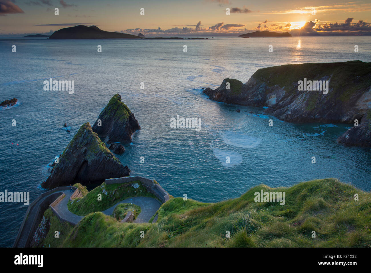 Tramonto sulla strada ventosa a Dunquin Harbour, a Dunquin, nella contea di Kerry, Repubblica di Irlanda Foto Stock