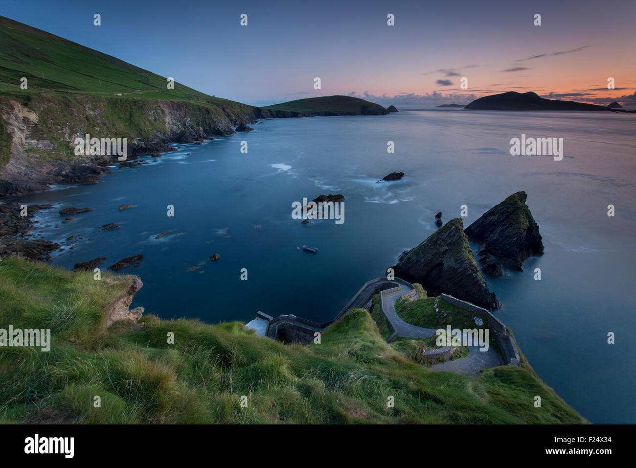 Twilight su strada ventosa a Dunquin Harbour, a Dunquin, nella contea di Kerry, Repubblica di Irlanda Foto Stock