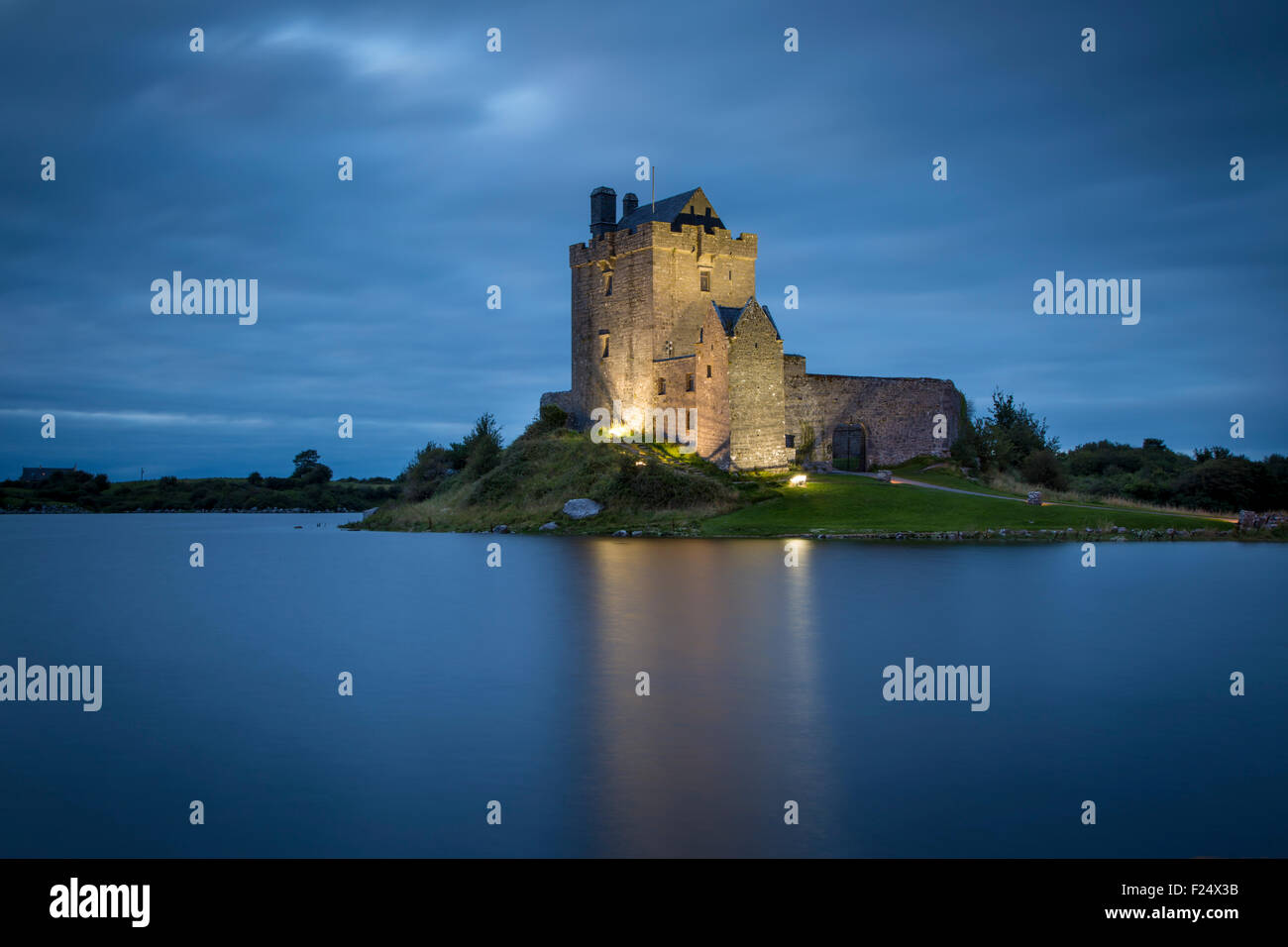 Twilight oltre al Dunguaire Castle (b. Xvi secolo) vicino a Kinvara, nella contea di Galway, Repubblica di Irlanda Foto Stock