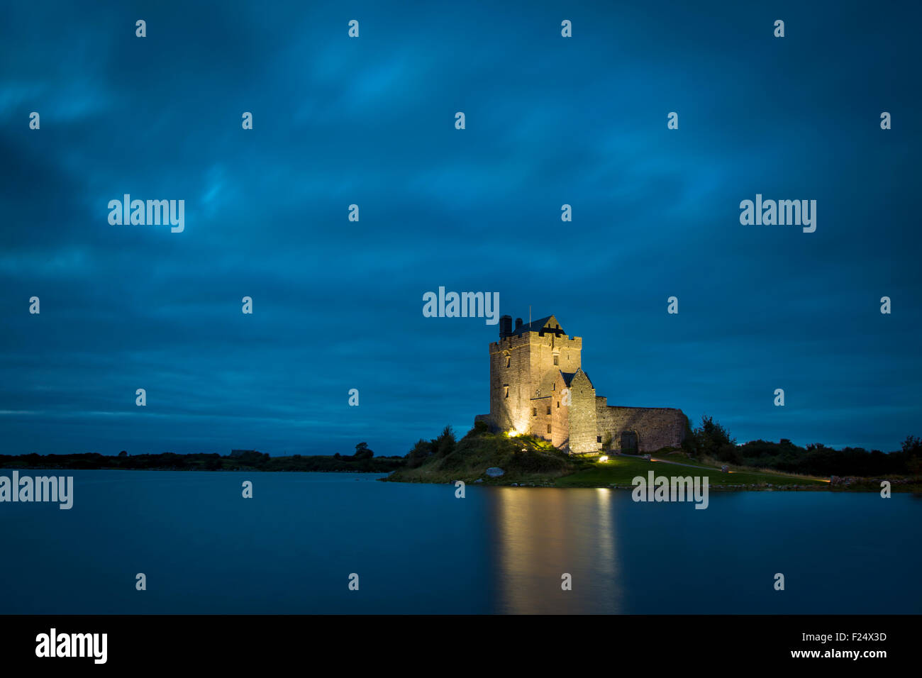Twilight oltre al Dunguaire Castle (b. Xvi secolo) vicino a Kinvara, nella contea di Galway, Repubblica di Irlanda Foto Stock