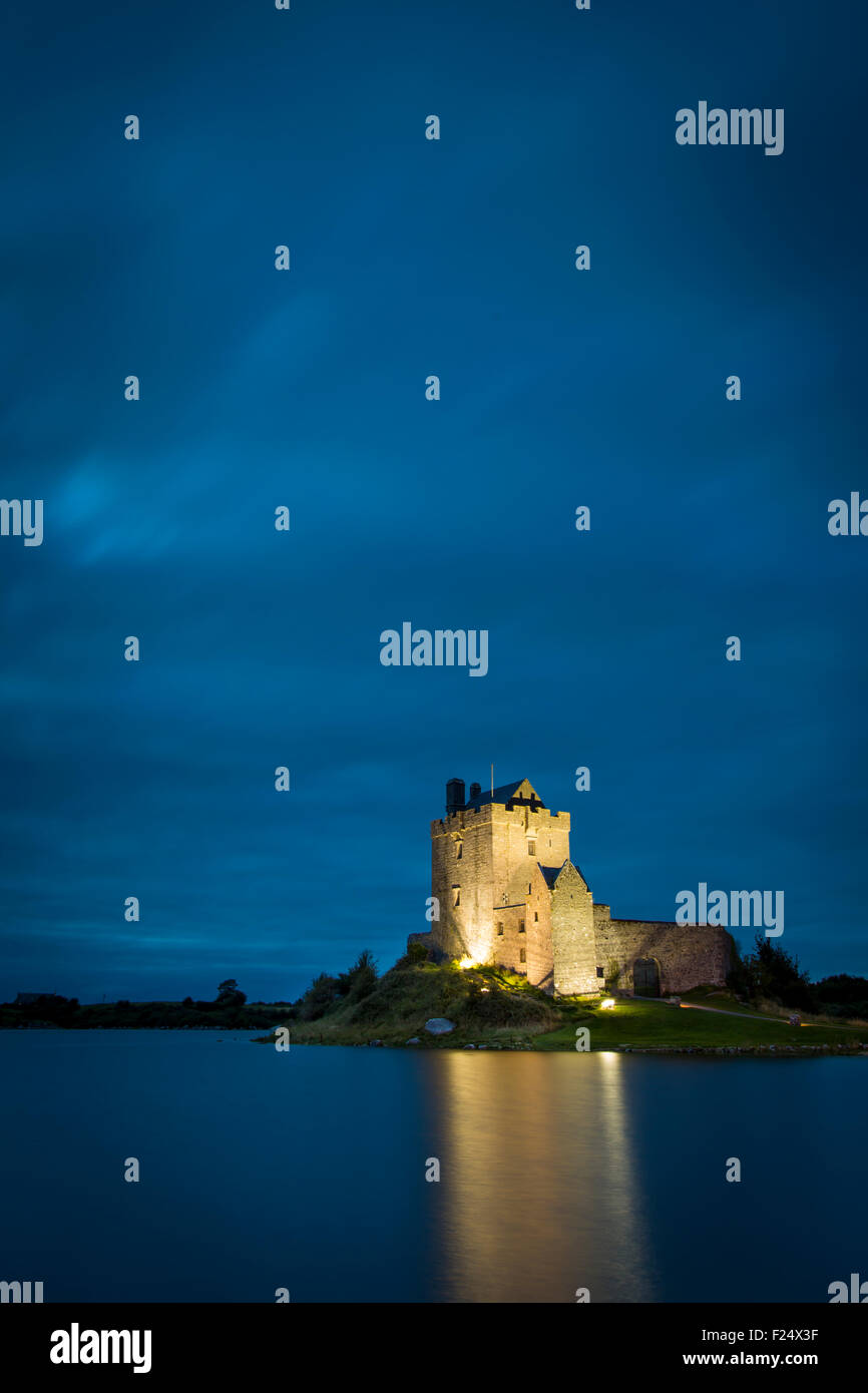 Twilight oltre al Dunguaire Castle (b. Xvi secolo) vicino a Kinvara, nella contea di Galway, Repubblica di Irlanda Foto Stock