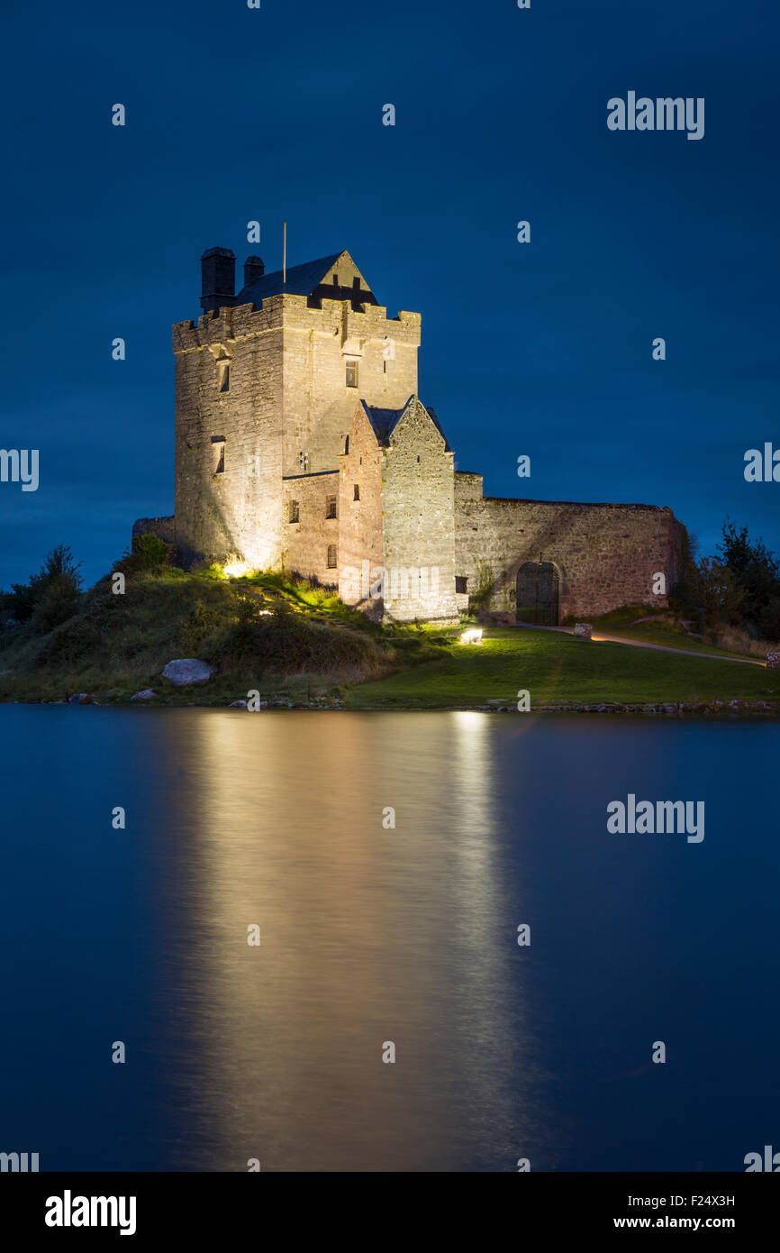 Twilight oltre al Dunguaire Castle (b. Xvi secolo) vicino a Kinvara, nella contea di Galway, Repubblica di Irlanda Foto Stock