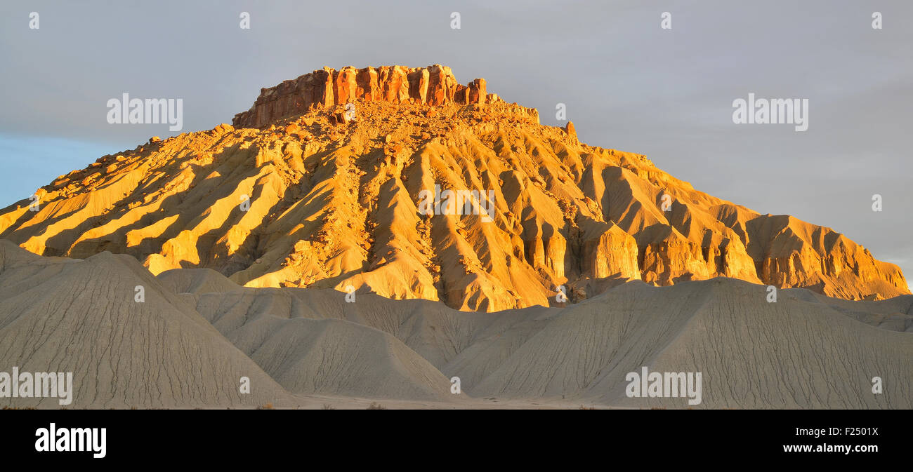 La STARK paesaggio della Factory Butte Recreation Area in Luna Mesa lungo l'Autostrada 24 tra Hanksville e Capitol Reef in Utah Foto Stock