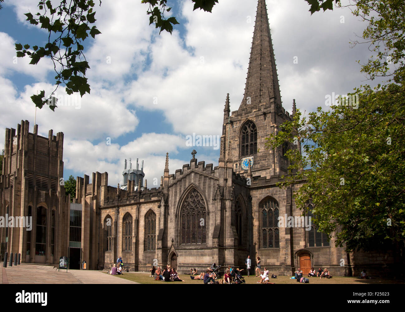 San Pietro e di san Paolo la cattedrale di Sheffield, gente seduta sul prato su una giornata d'estate Foto Stock