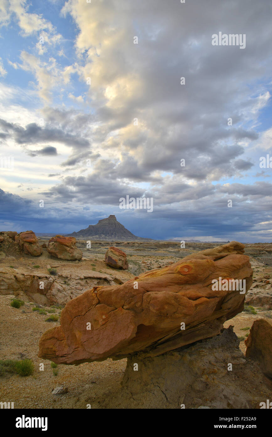 La STARK paesaggio della Factory Butte Recreation Area in Luna Mesa lungo l'Autostrada 24 tra Hanksville e Capitol Reef in Utah Foto Stock