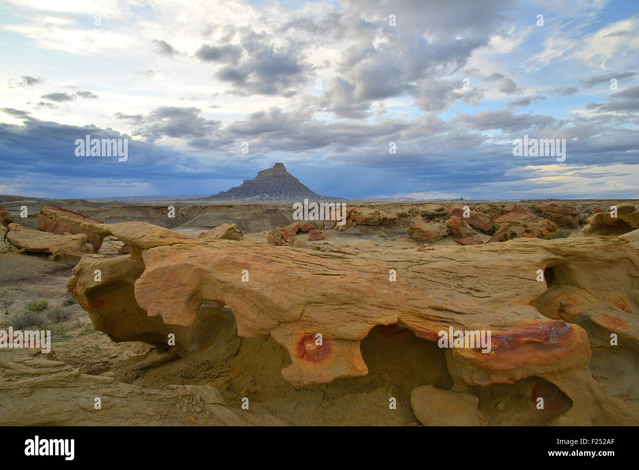 La STARK paesaggio della Factory Butte Recreation Area in Luna Mesa lungo l'Autostrada 24 tra Hanksville e Capitol Reef in Utah Foto Stock