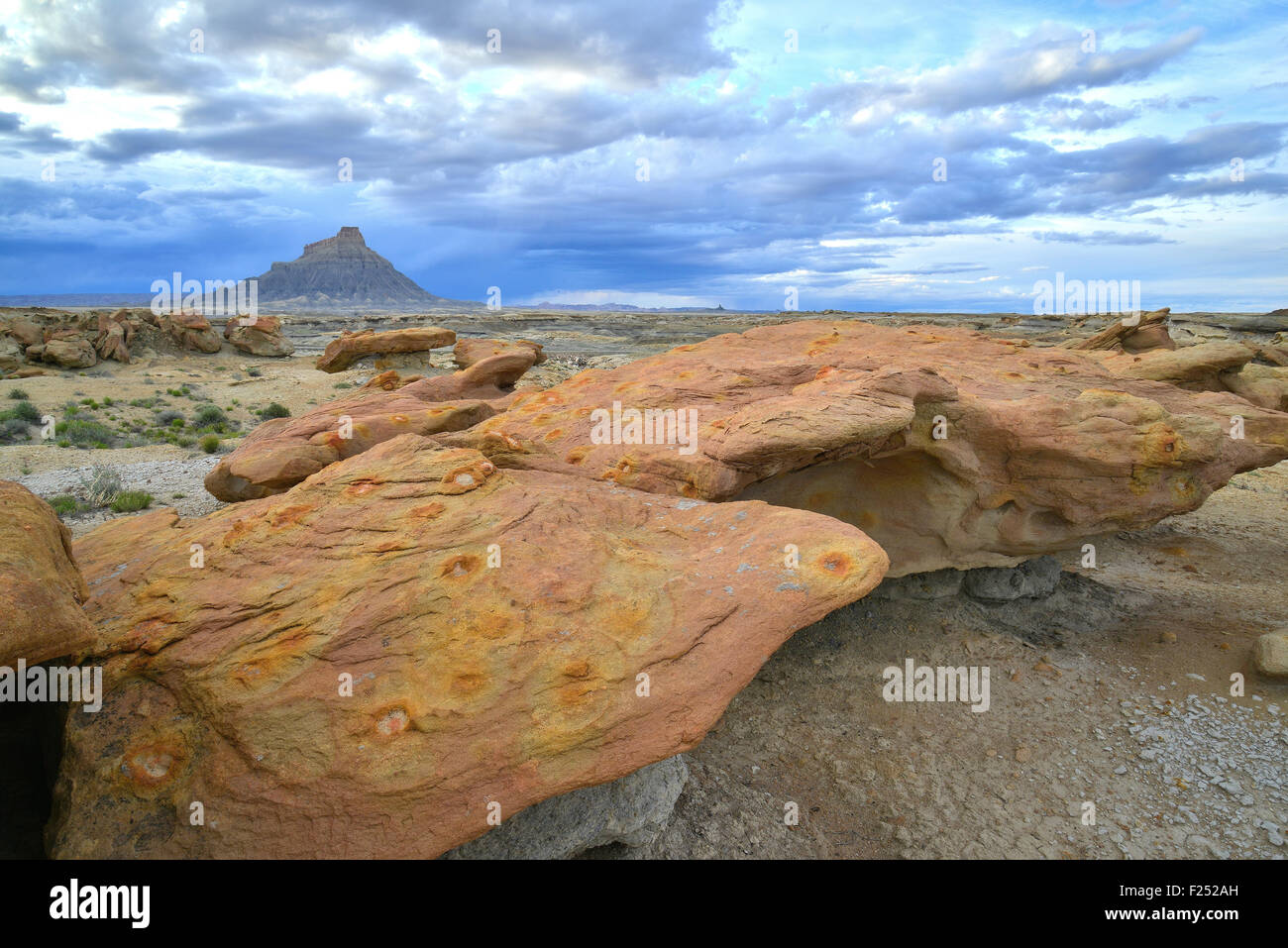 La STARK paesaggio della Factory Butte Recreation Area in Luna Mesa lungo l'Autostrada 24 tra Hanksville e Capitol Reef in Utah Foto Stock