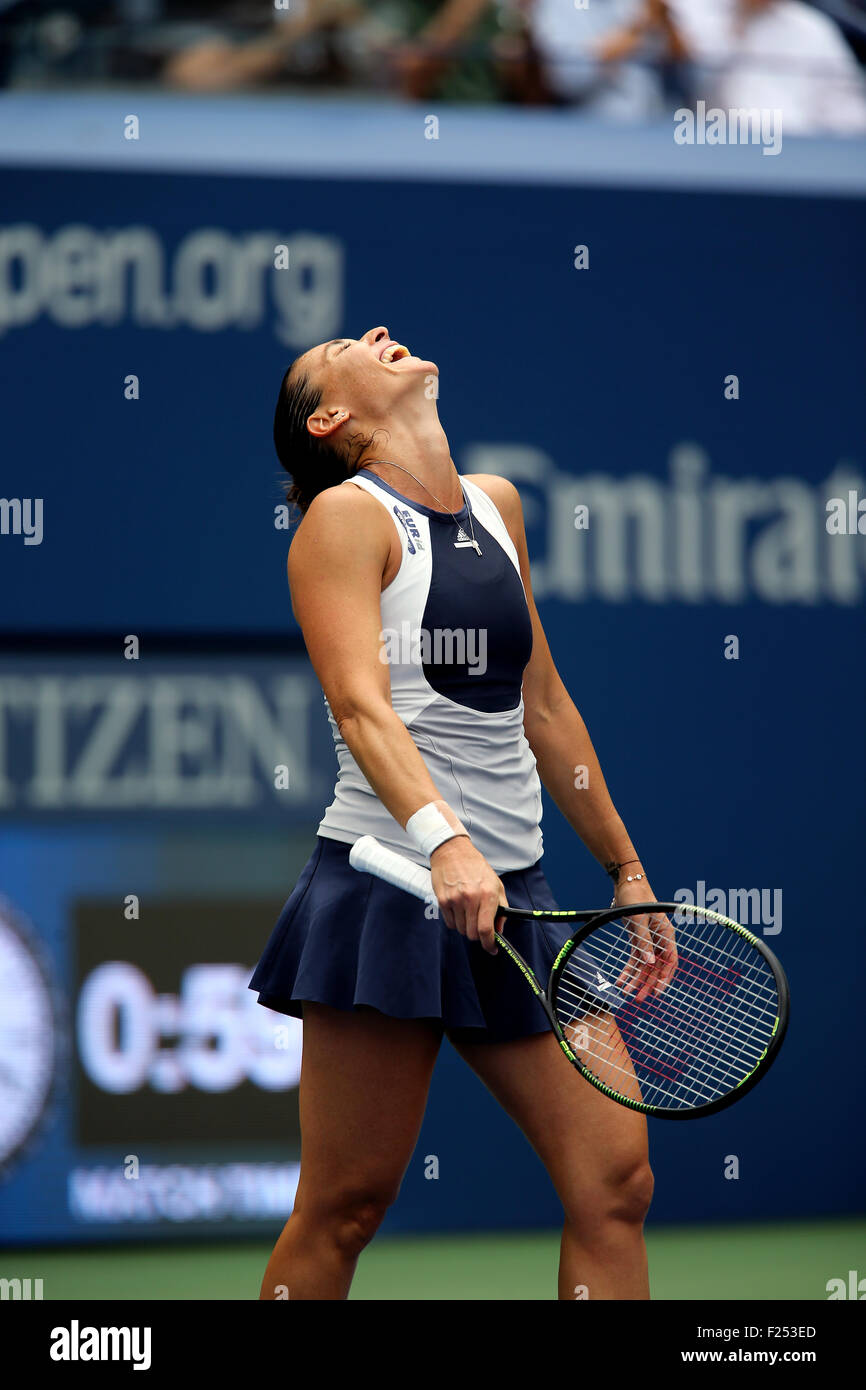 Flushing Meadows, New York, Regno Unito. Undicesimo Sep, 2015. Flavia Penetta dell'Italia dopo la sconfitta di Simona Halep della Romania nella loro semifinale partita presso l'U.S. Aperto in Flushing Meadows, New York nel pomeriggio di settembre 11th, 2015. Penetta ha vinto la partita 6-1, 6-3. Credito: Adam Stoltman/Alamy Live News Foto Stock