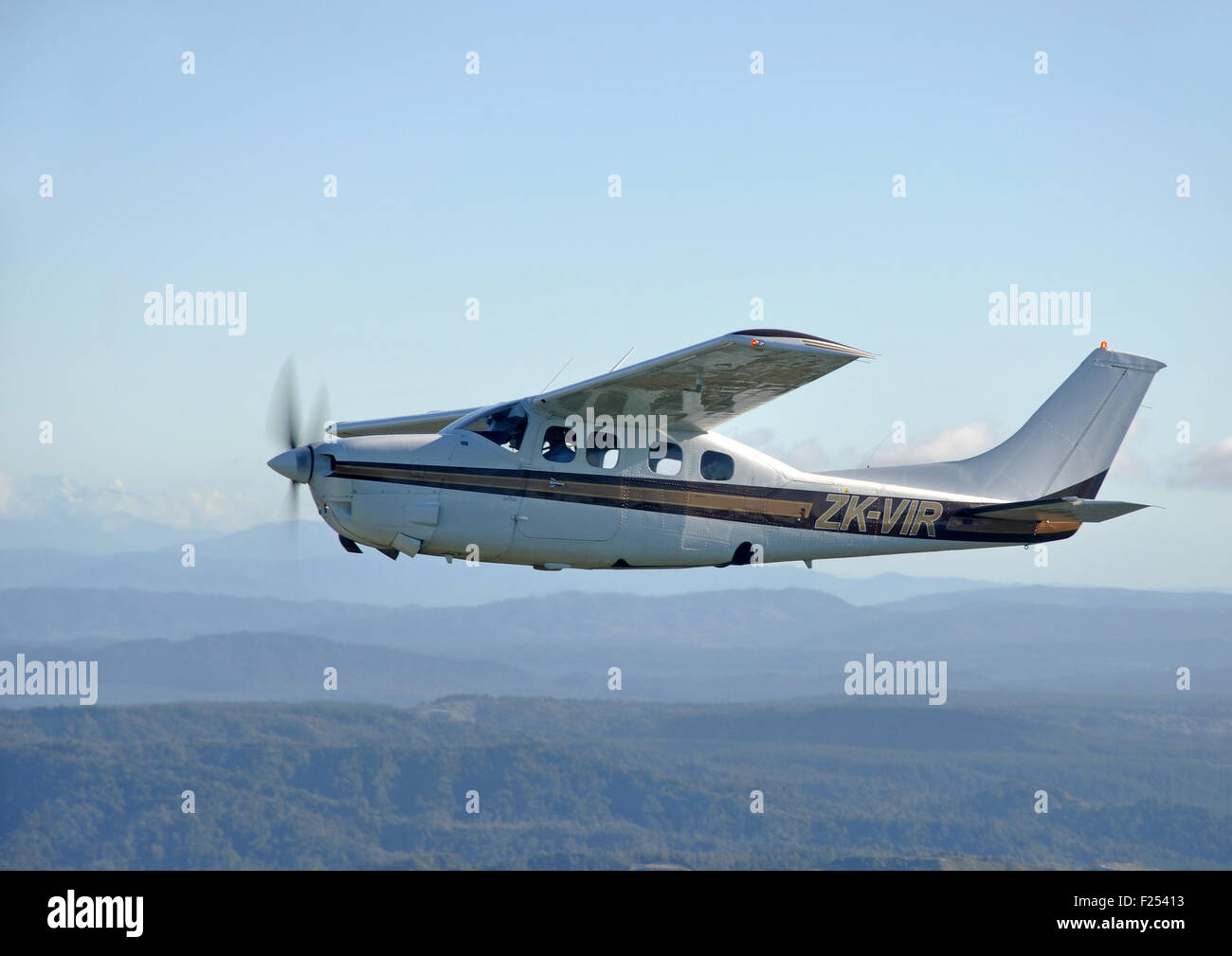 A pressione di Cessna 210 vola sopra la scenic costa ovest della Nuova Zelanda Foto Stock