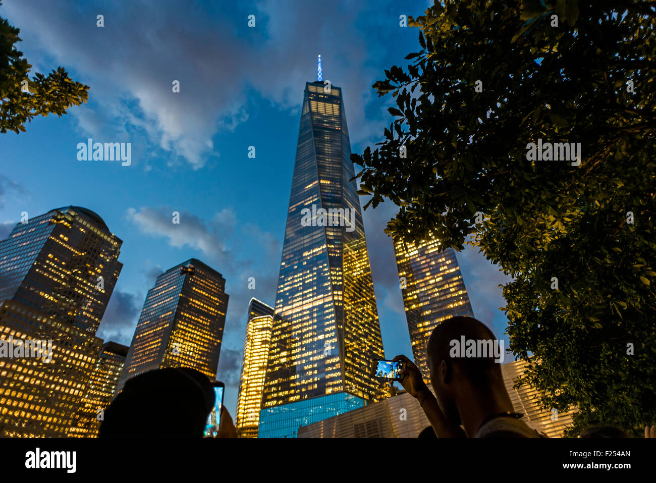 New York, NY - 11 settembre 2015 - Le persone che assumono cellulare foto di One World Trade Center 911 Memorial e Museo sul tredicesimo anniversario della 911. Credito: Stacy Rosenstock Walsh/Alamy Live News Foto Stock