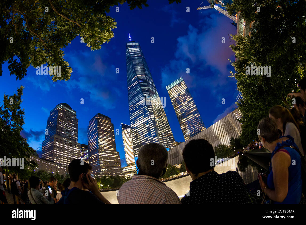 New York, NY - 11 settembre 2015 - a guardare la gente che passa la notte a 911 Memorial e Museo sul tredicesimo anniversario della 911. Credito: Stacy Rosenstock Walsh/Alamy Live News Foto Stock