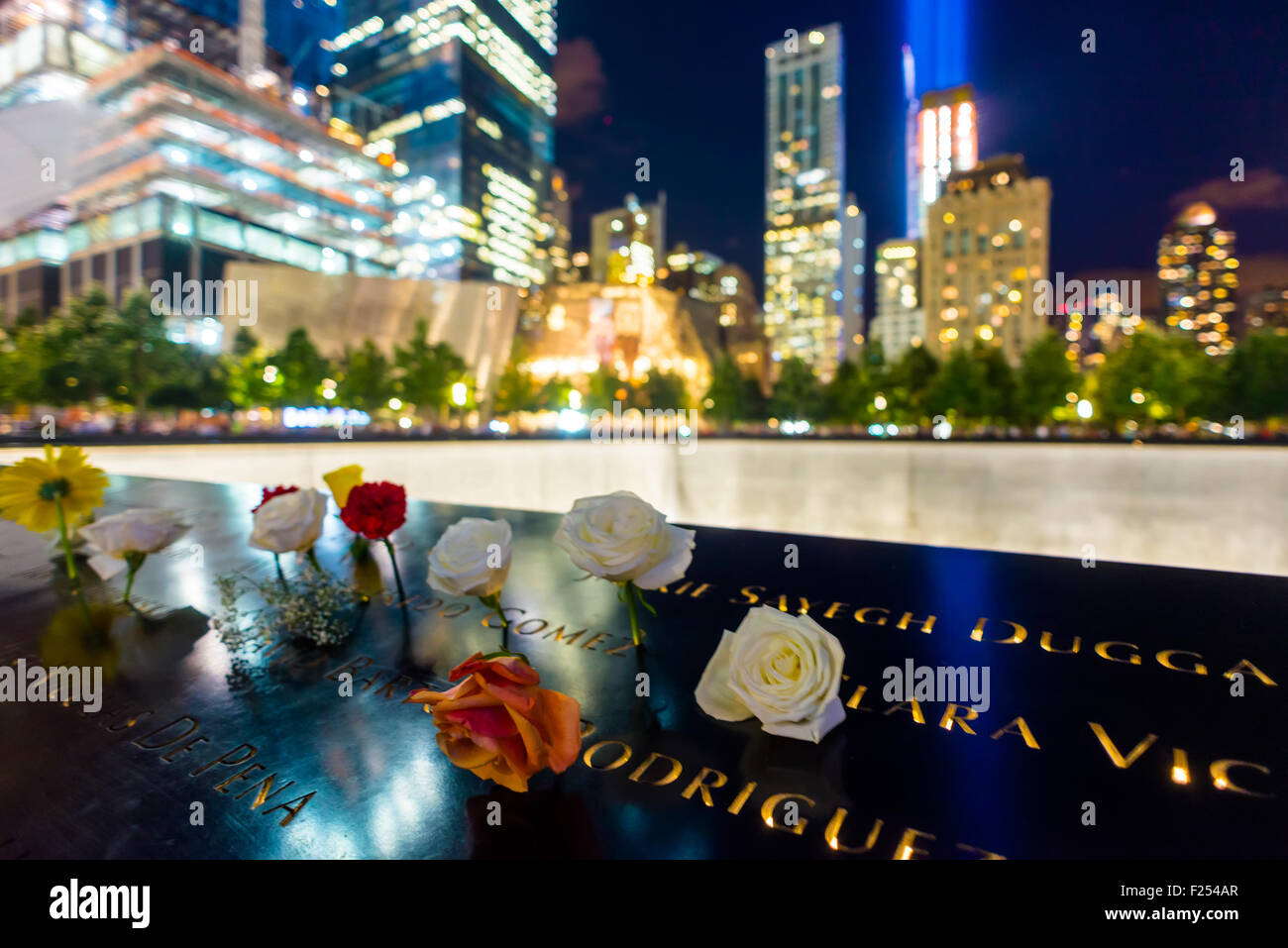 New York, NY - 11 settembre 2015 - fiori circondano le piscine riflettenti al 911 Memorial e Museo sul tredicesimo anniversario della 911. Credito: Stacy Rosenstock Walsh/Alamy Live News Foto Stock