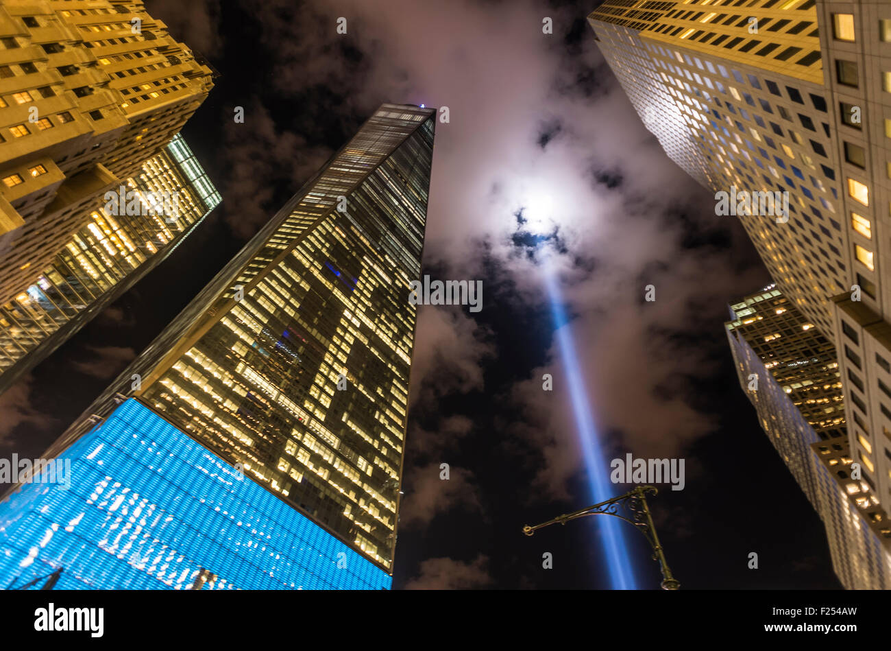 New York, NY - 11 settembre 2015 - One World Trade Center e un tributo alla luce risplende su Manhattan sul tredicesimo anniversario della 911. Credito: Stacy Rosenstock Walsh/Alamy Live News Foto Stock