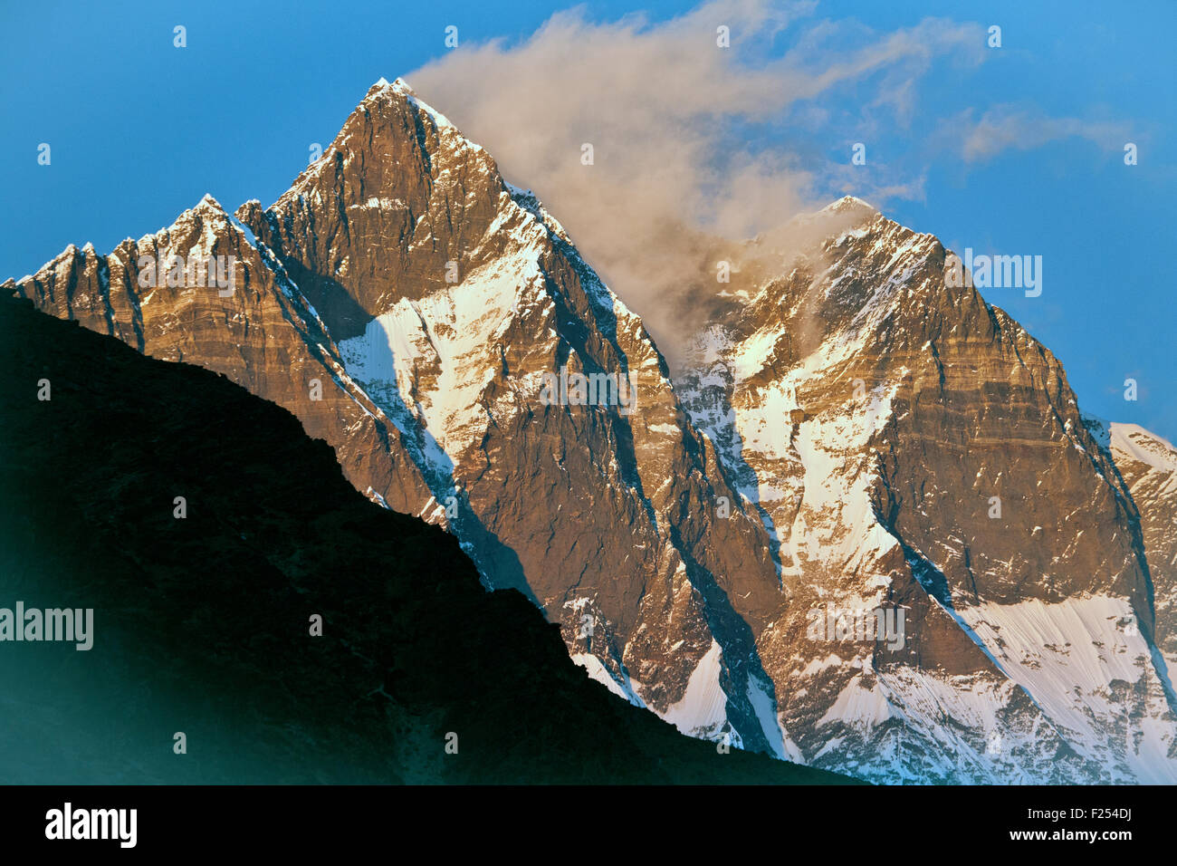 Majestic Mountain ridge Lhotse e sul Nuptse picchi nella regione di Khumbu valle Everest Nepal Foto Stock