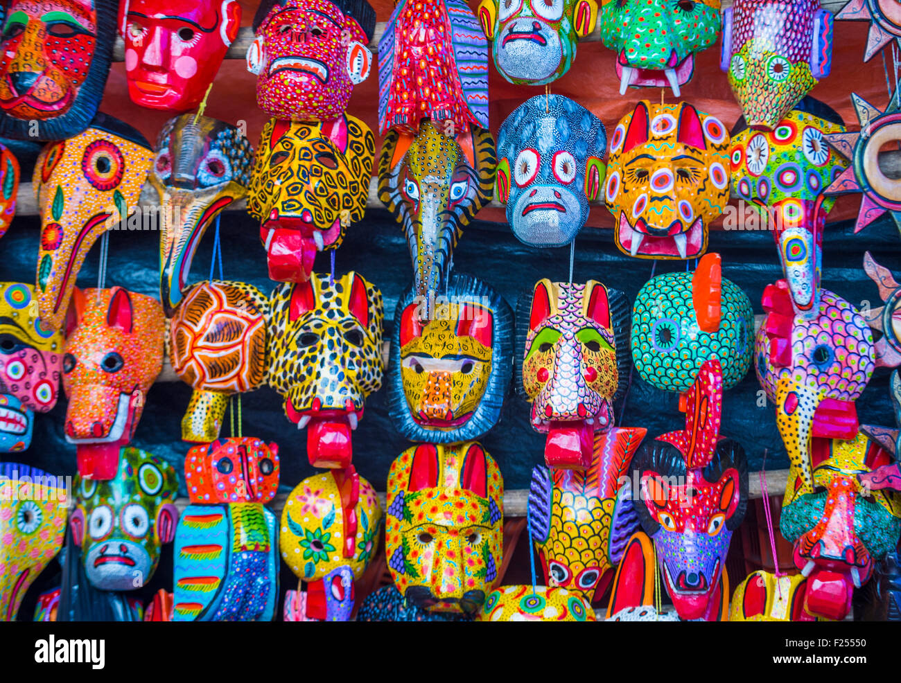 Maya maschere in legno per la vendita a Chichicastenango mercato in Guatemala. Foto Stock