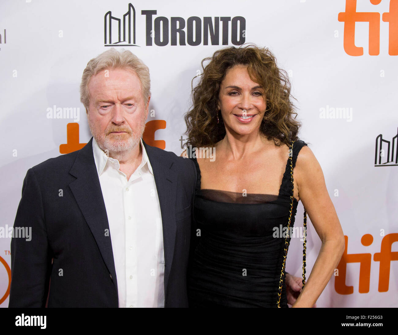 Toronto, Canada. Undicesimo Sep, 2015. Regista Ridley Scott (L) e sua moglie posano per le foto prima della premiere mondiale del film "Il marziano' a Roy Thomson Hall durante il quarantesimo Toronto International Film Festival di Toronto, Canada, Sett. 11, 2015. La quarantesima Toronto International Film Festival (TIFF) corre da sett. 10-20, 2015. Credito: Zou Zheng/Xinhua/Alamy Live News Foto Stock