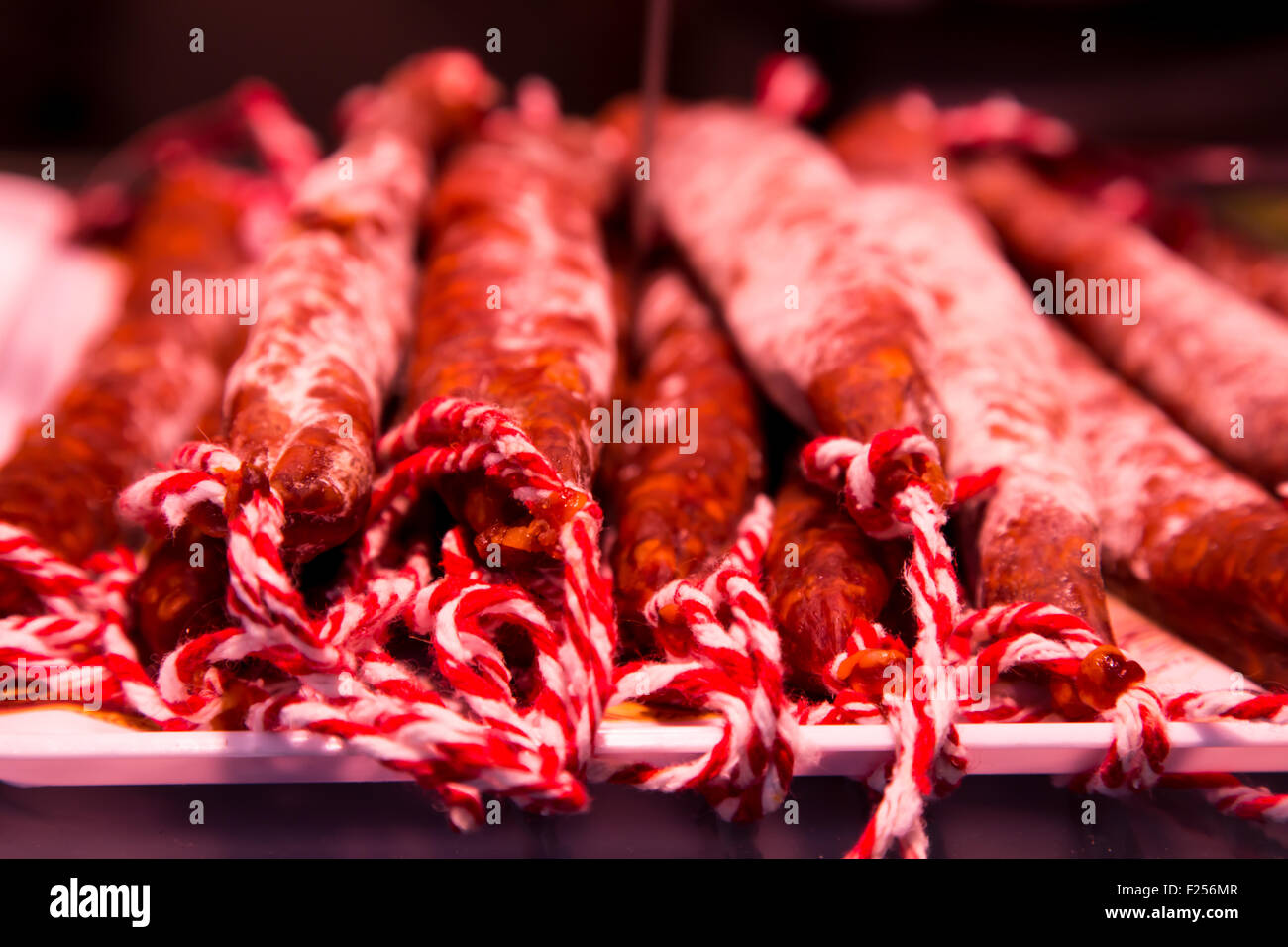 Catalano salsiccia secca chiamato fuet al Mercat de Sant Josep de la Boqueria mercato in Barcelona Foto Stock