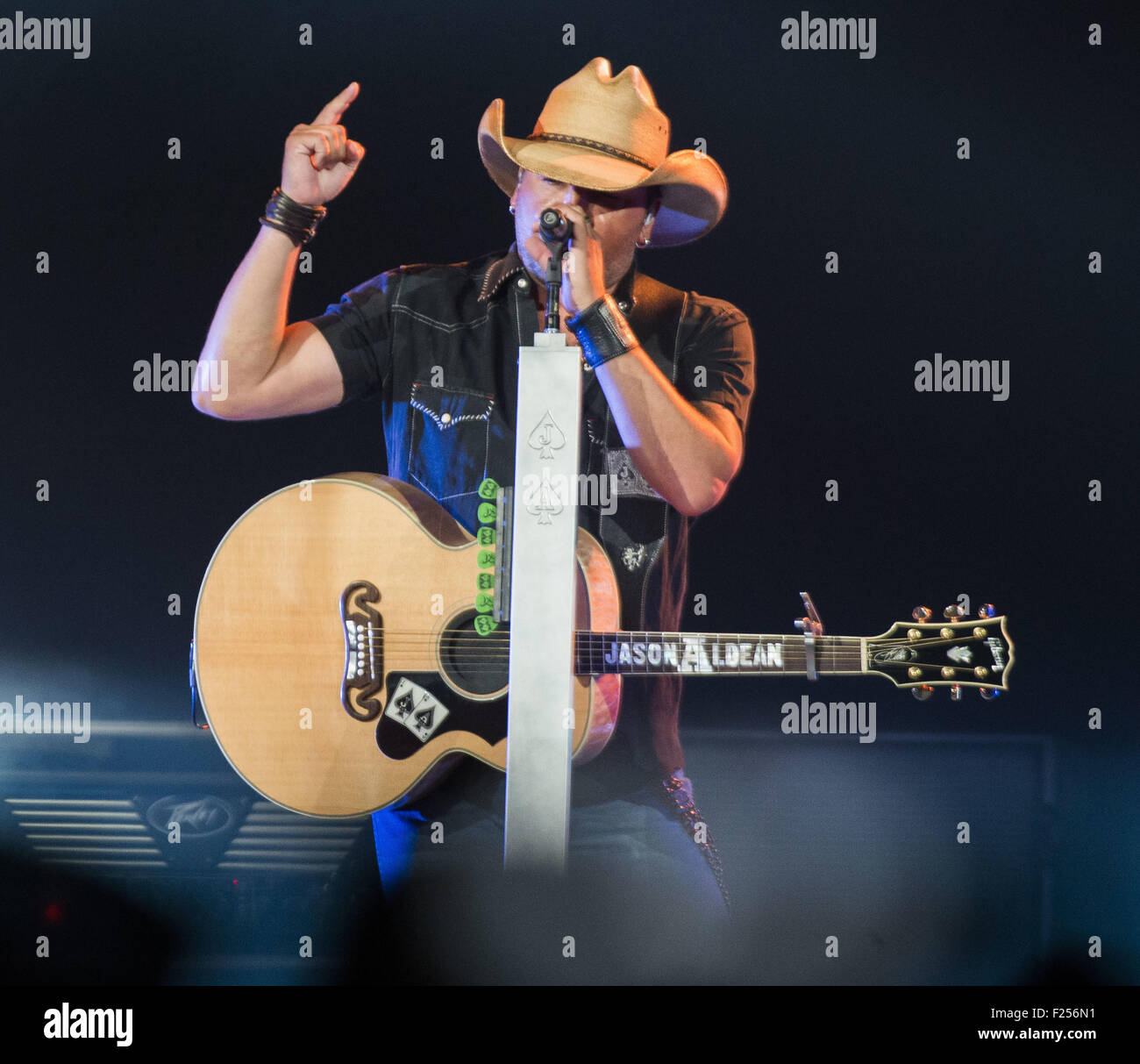 Jason Aldean suonare dal vivo presso il Scotiabank Saddledome con: Jason Aldean dove: Calgary, Canada quando: 12 Lug 2015 Foto Stock