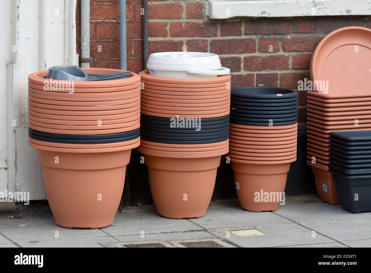 Pile di plastica dei POT del fiore per la vendita al di fuori del negozio Foto Stock