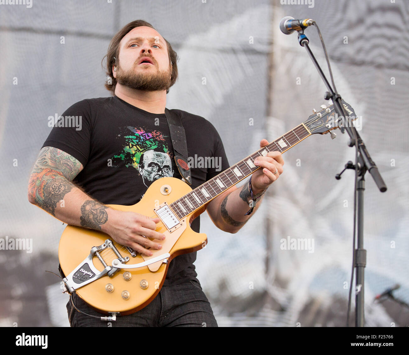 Chicago, Illinois, Stati Uniti d'America. Undicesimo Sep, 2015. Il chitarrista TRAVIS STEVER dei Coheed e Cambria suona dal vivo durante il Riot Fest a Douglas Park di Chicago, Illinois Credit: Daniel DeSlover/ZUMA filo/Alamy Live News Foto Stock