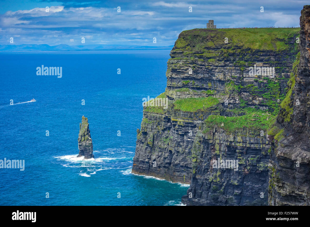 Scogliere di Moher con i turisti, nella contea di Galway, Irlanda Foto Stock