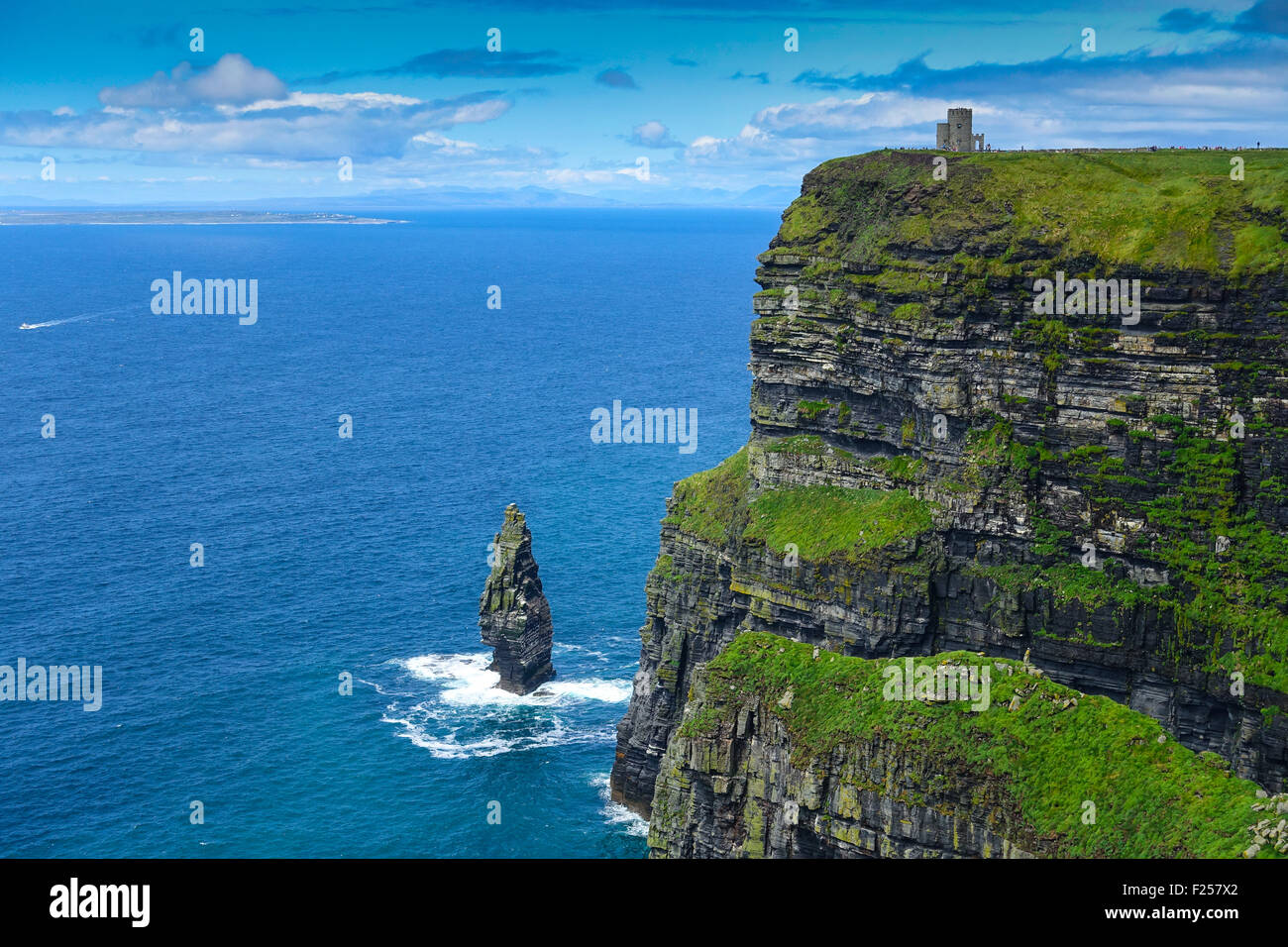 Scogliere di Moher con i turisti, nella contea di Galway, Irlanda Foto Stock