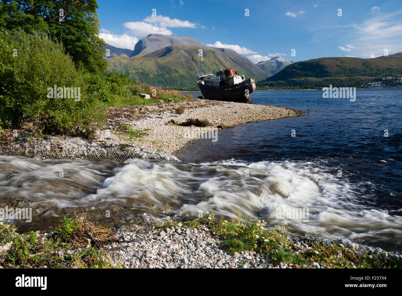 Naufragio sulle rive di Loch Linnhe vicino a Fort William nel West Highlands della Scozia con il Ben Nevis in background Foto Stock