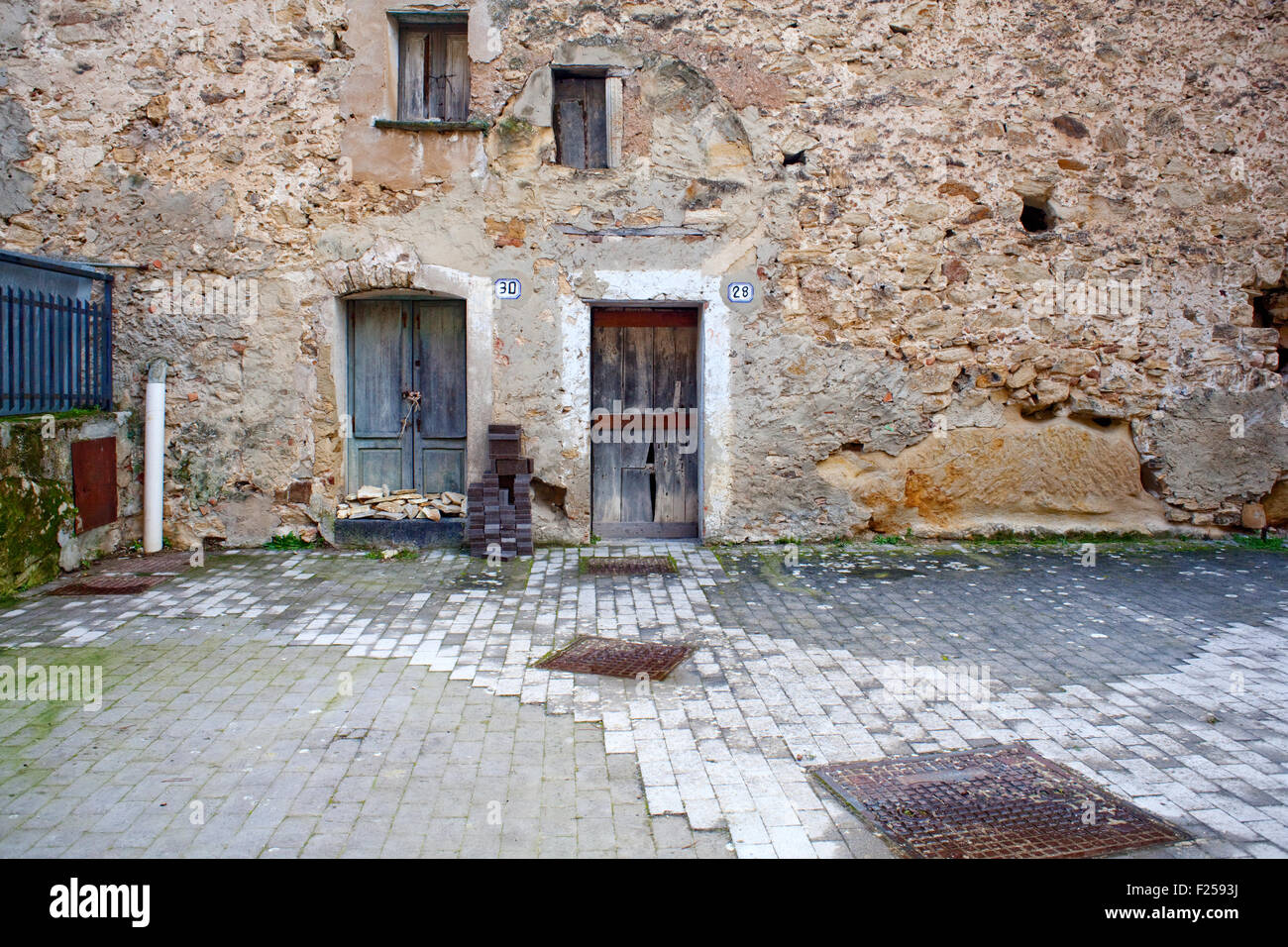 La vecchia porta di una povera casa, Sperlinga - Sicilia Foto Stock