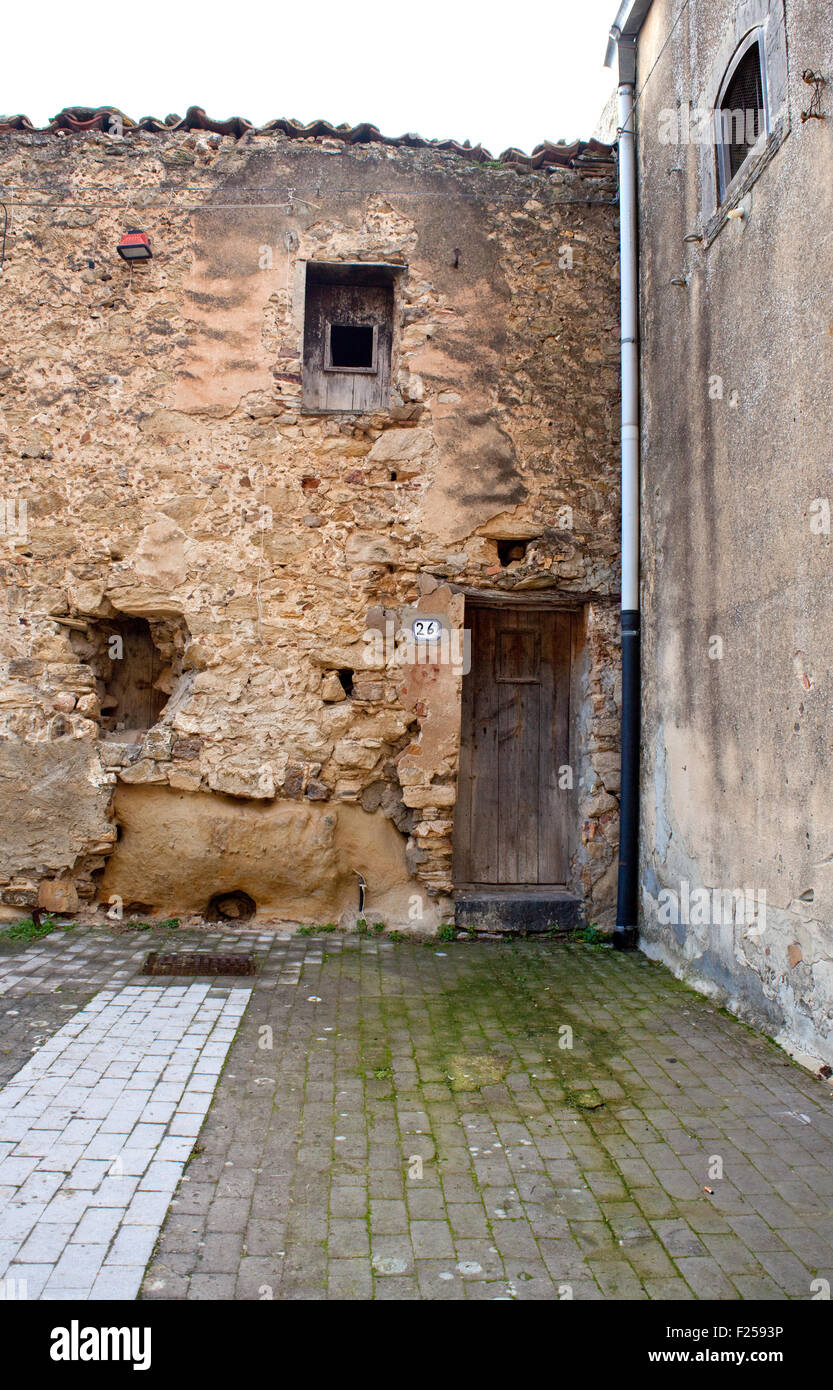 La vecchia porta di una povera casa, Sperlinga - Sicilia Foto Stock