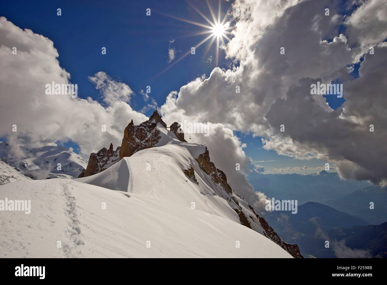 Francia, Haute Savoie, Chamonix, l'Aiguille du Midi (3848m), Mont Blanc gamma Foto Stock