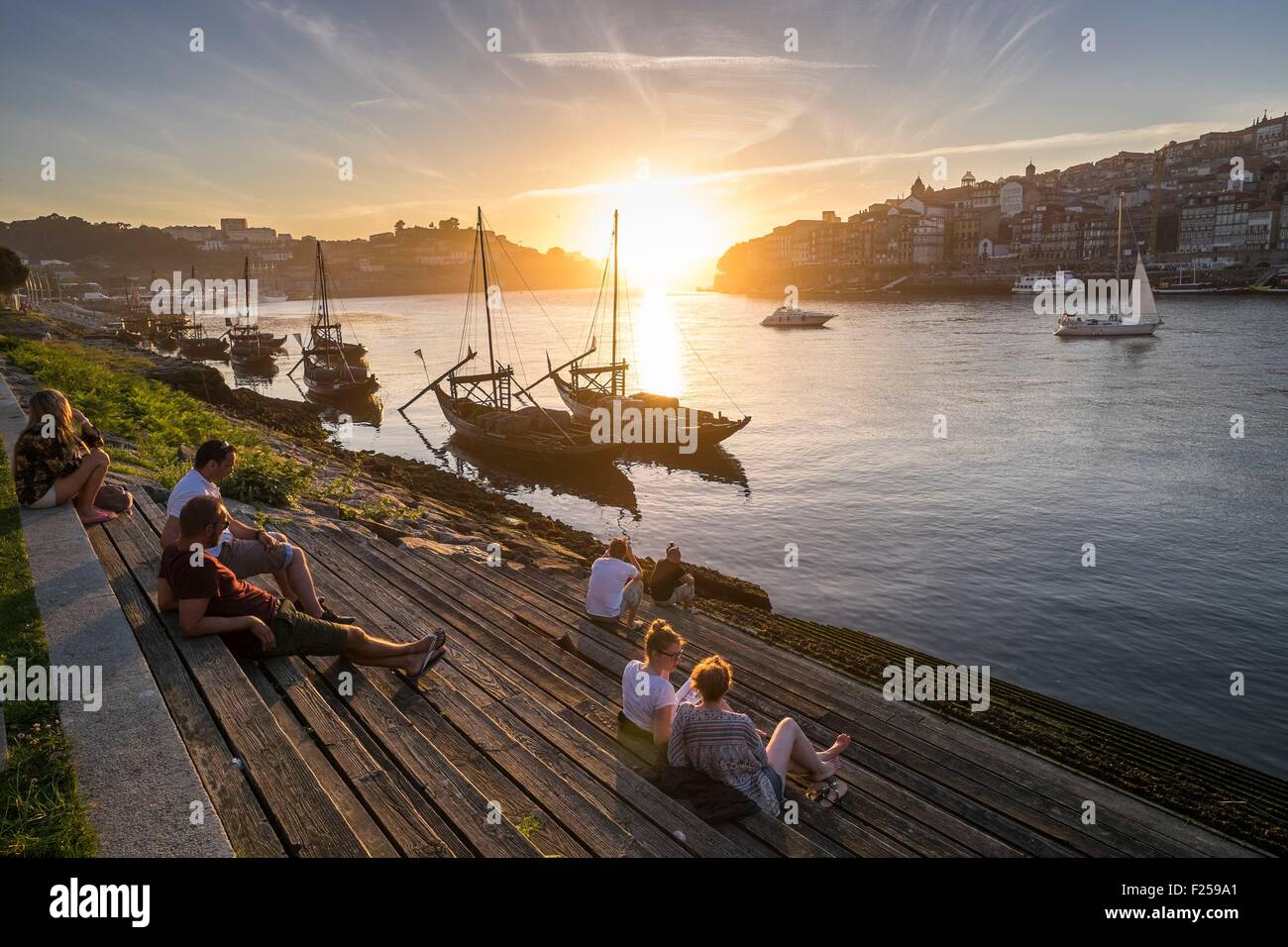 Il Portogallo, regione nord, Vila Nova de Gaia, tramonto sul fiume Douro, il centro storico di Porto è classificato come patrimonio mondiale dall' UNESCO, in background Foto Stock