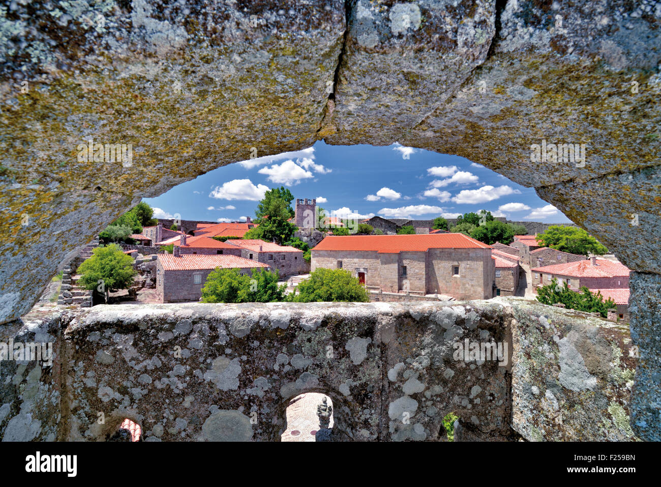 Portogallo: vista dal muro di castello al villaggio storico Sortelha Foto Stock