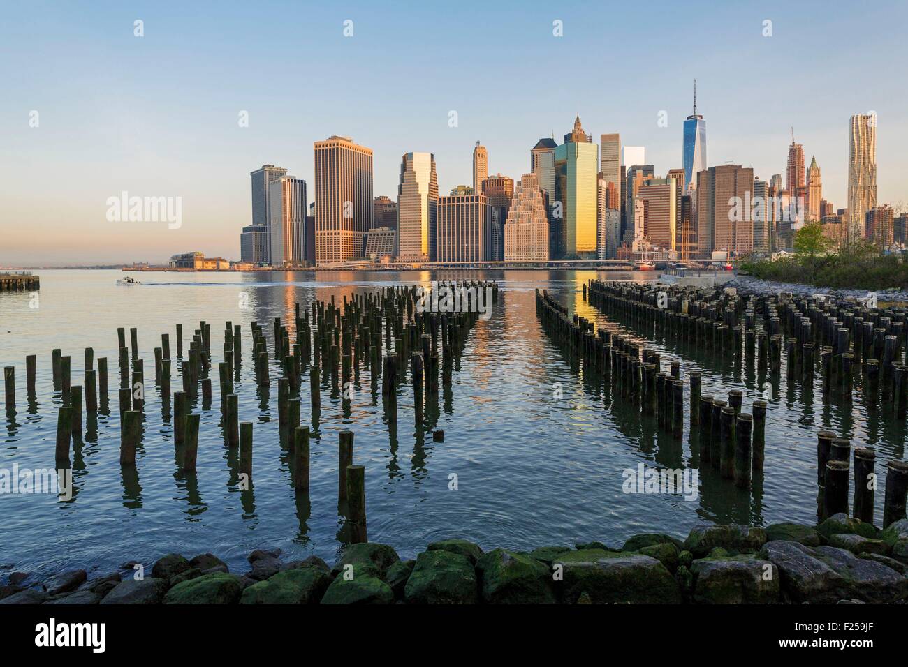 Stati Uniti, New York, la parte inferiore di Manhattan visto dal litorale di Brooklyn Foto Stock
