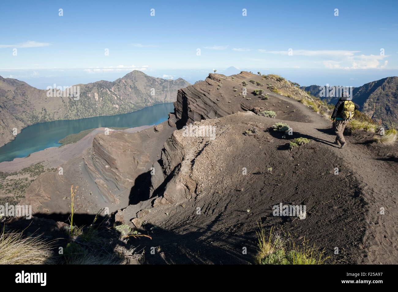 Indonesia, isole Sunda, Lombok, Gunung Rinjani National Park, turistico trekking sul bordo del cratere. Foto Stock