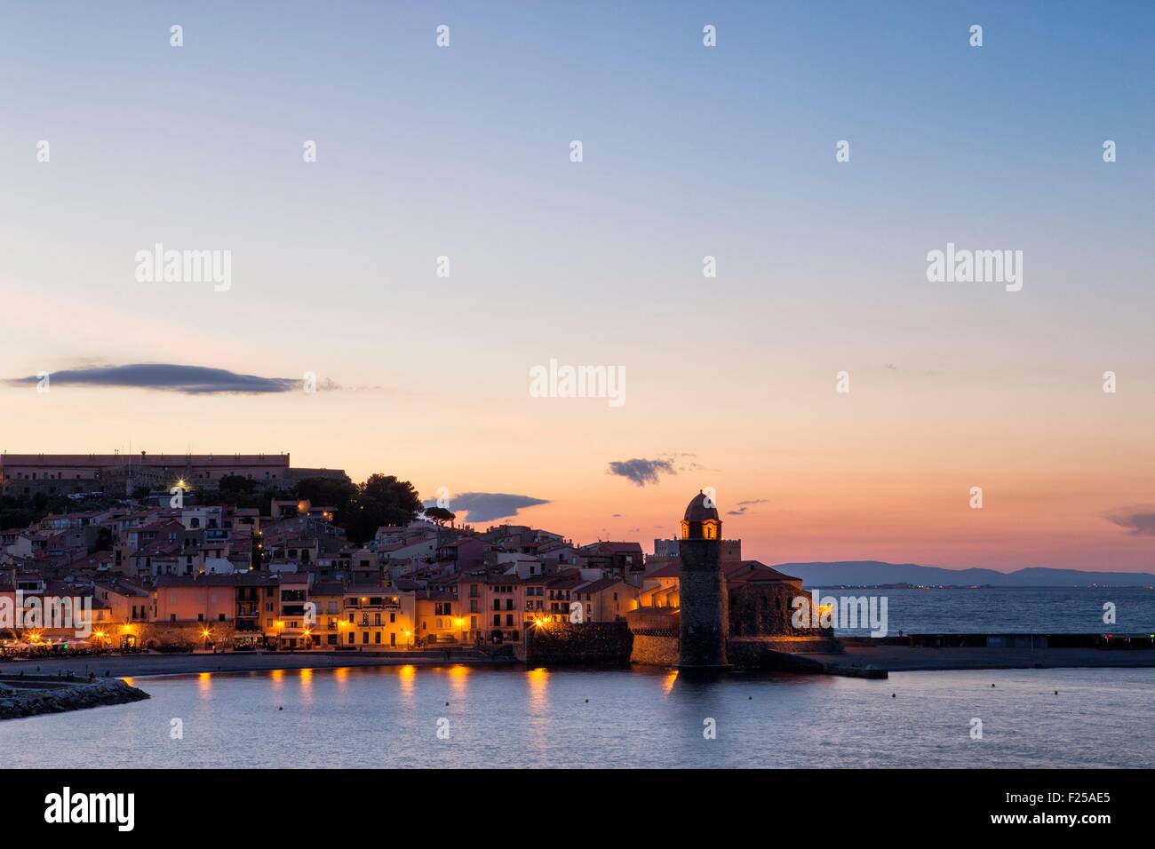 Francia, Pirenei orientali, Cote Vermeille, Collioure al crepuscolo Foto Stock