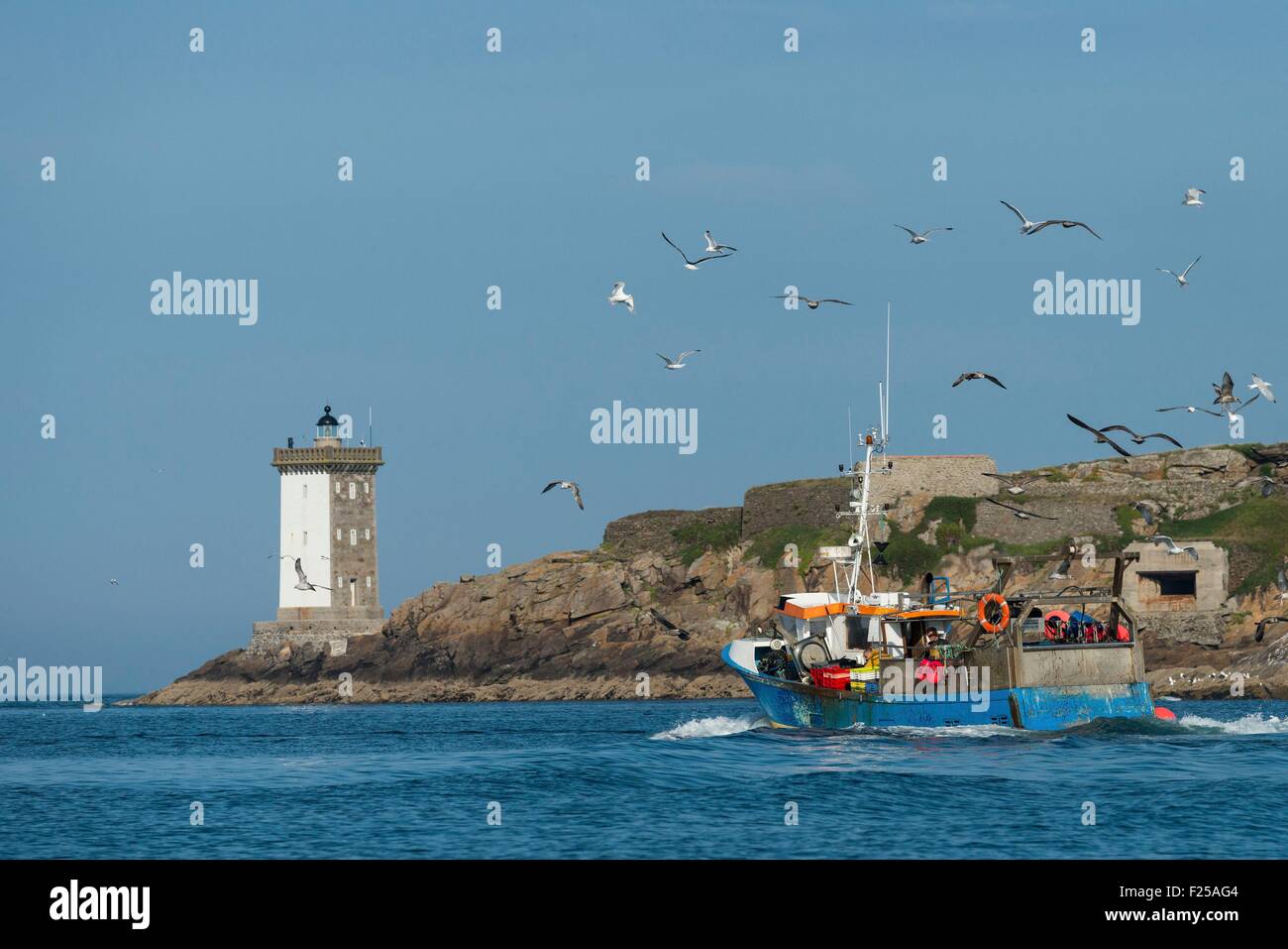 Francia, Finisterre, Le Conquet, barca da pesca nella parte anteriore del faro Kermorvan Foto Stock