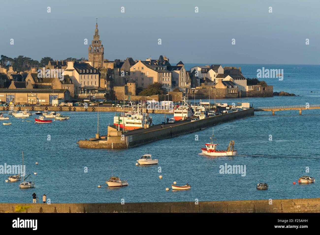 Francia, Finisterre, Roscoff, la vista della città e del porto Foto Stock