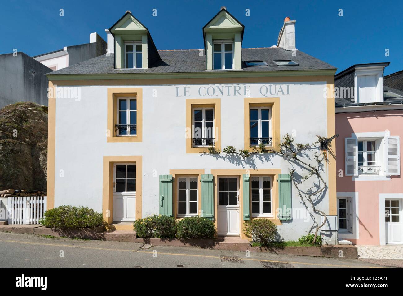 Francia, Morbihan, Sauzon, casa colorata Foto Stock