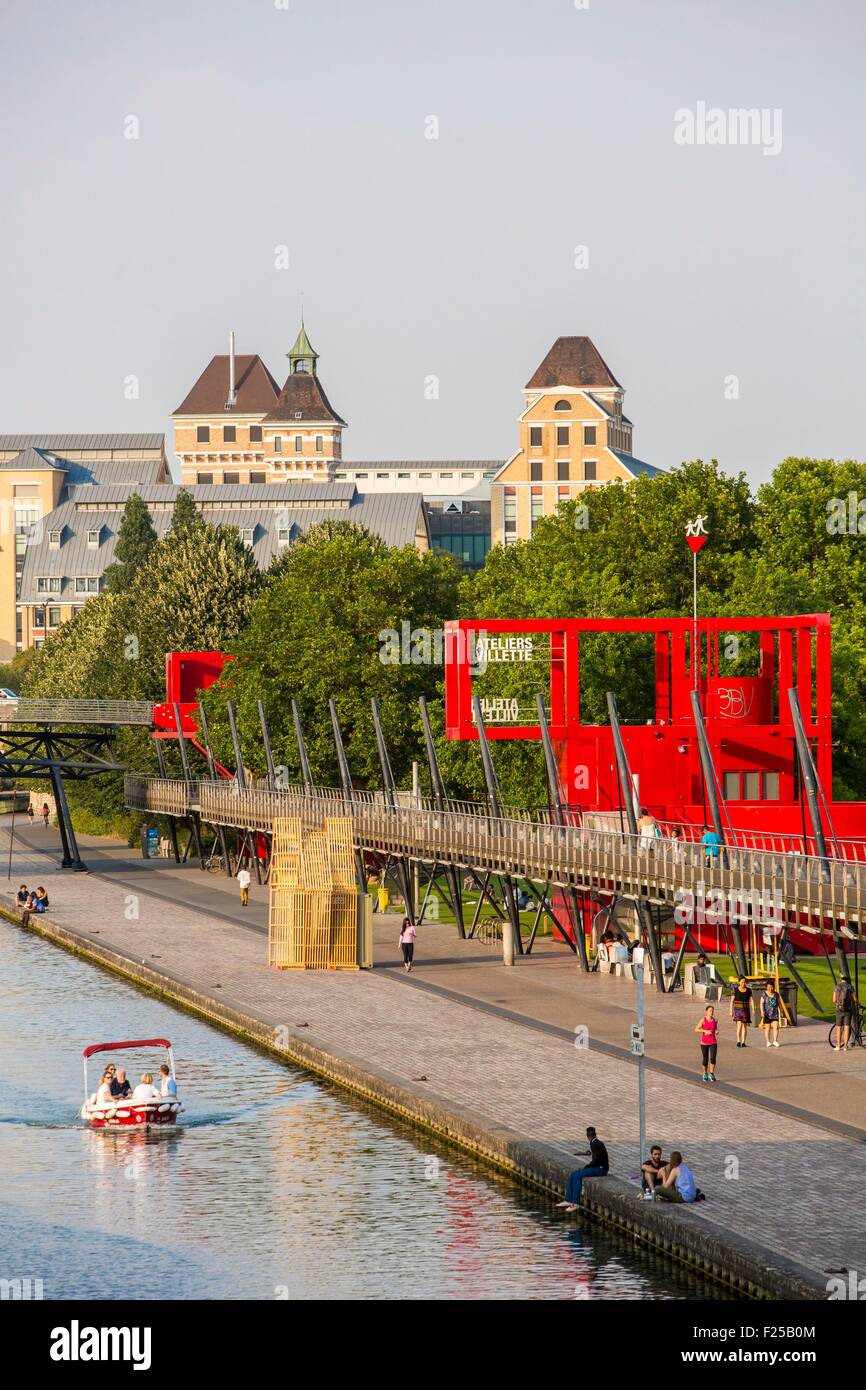 Francia, Parigi, il Parc de la Villette, progettato dall'architetto Bernard Tschumi nel 1983, l'Ourcq canal, rosso edifici chiamati Folies Foto Stock