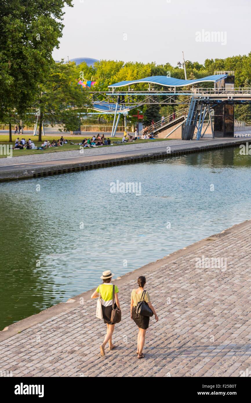 Francia, Parigi, il Parc de la Villette, progettato dall'architetto Bernard Tschumi nel 1983, l'Ourcq canal Foto Stock