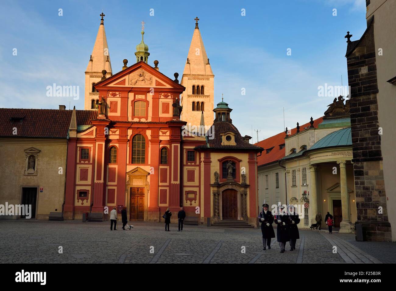 Repubblica Ceca, Praga, Hradcany (Castello), torri romaniche e il Barocco faτade della basilica di San Giorgio Foto Stock