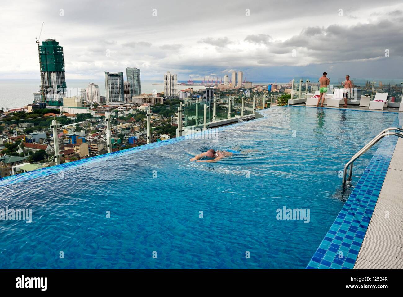 Sri Lanka, provincia occidentale, Distretto di Colombo, Colombo, piscina sul tetto della cannella red hotel Foto Stock
