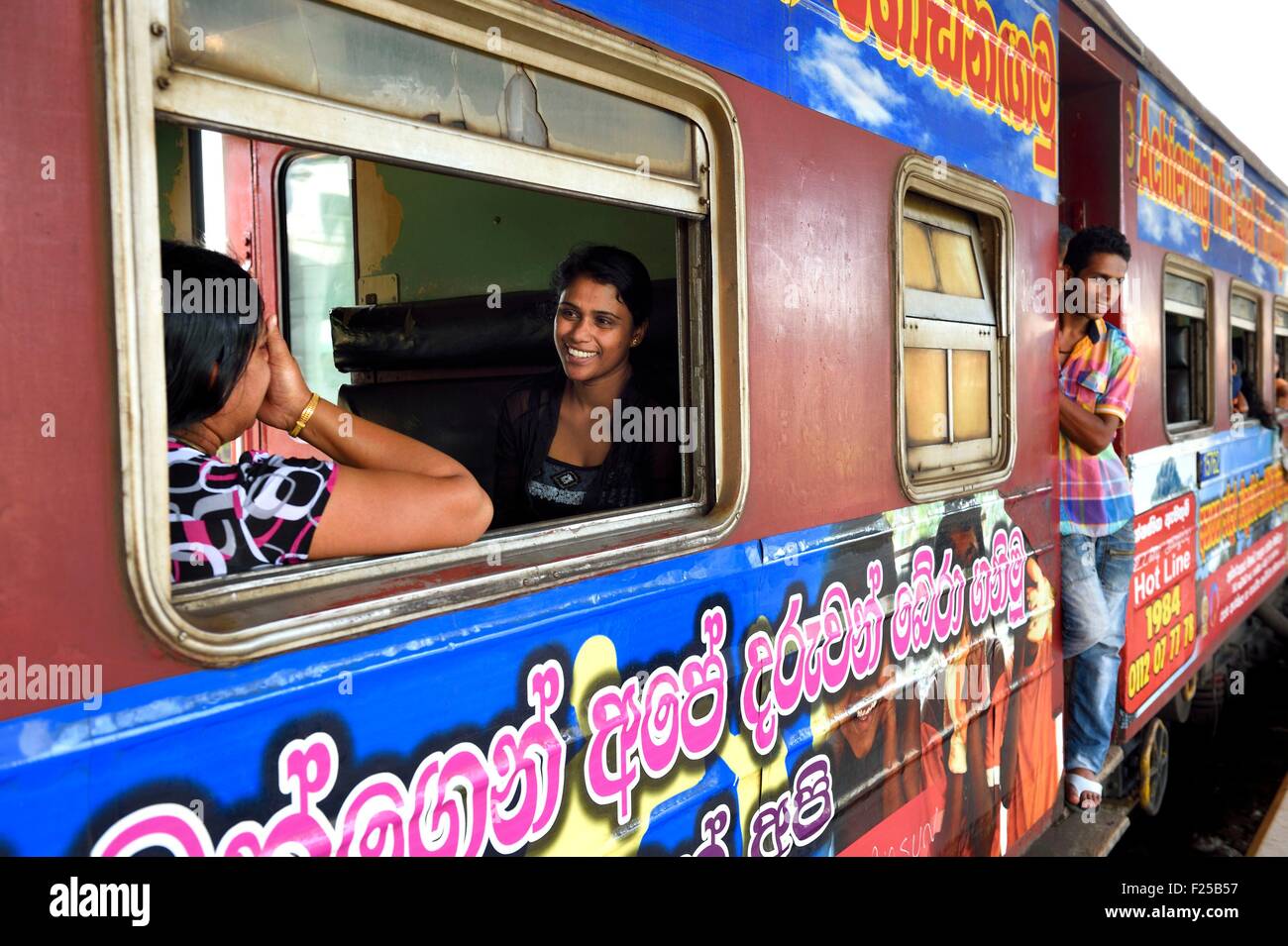 Sri Lanka, della provincia meridionale, in treno da Colombo a Galle, arrivo a Galle, giovani donne Foto Stock