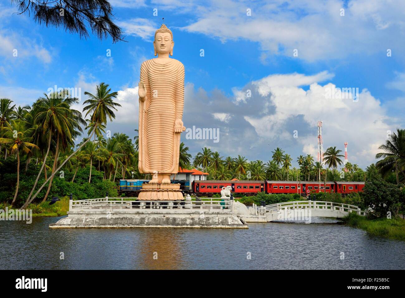 Sri Lanka, Sud della provincia, distretto di Galle, Telwatta, Peraliya Buddha in memoria di tante vittime del treno affollato spazzati via dallo tsunami del 26 dicembre 2004 Foto Stock